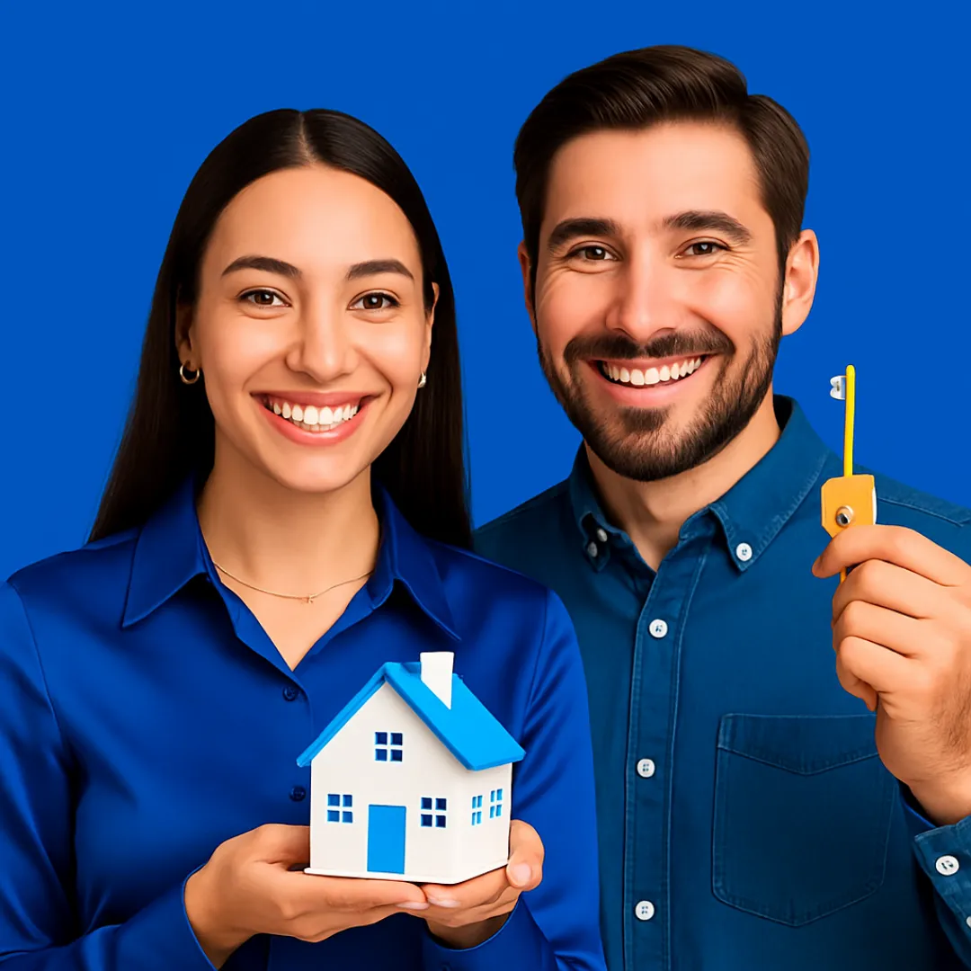 Casal sorridente segurando símbolo de conquista ela com uma maquete de casa nas mãos e ele exibindo uma chave dourada, representando a realização do sonho da casa própria